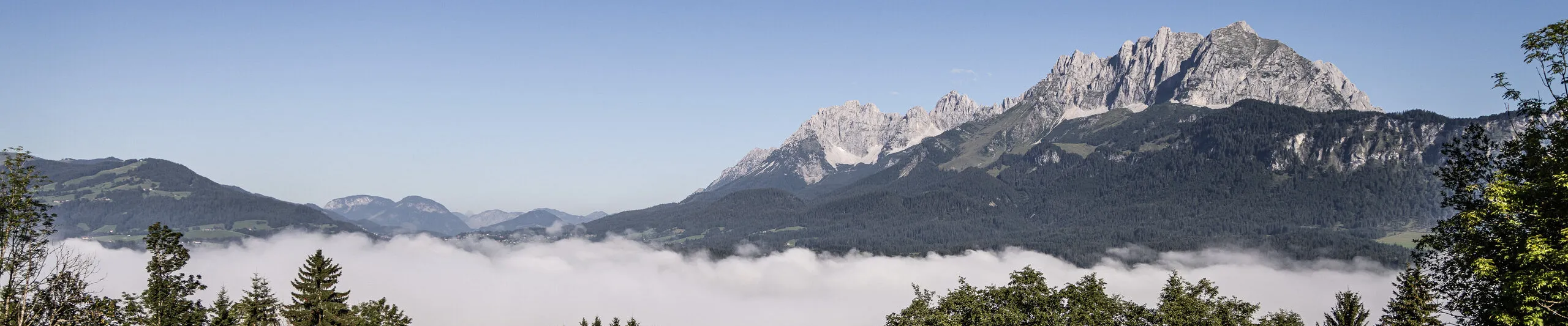 Wilder Kaiser über dem Nebelmeer in der Region St. Johann in Tirol