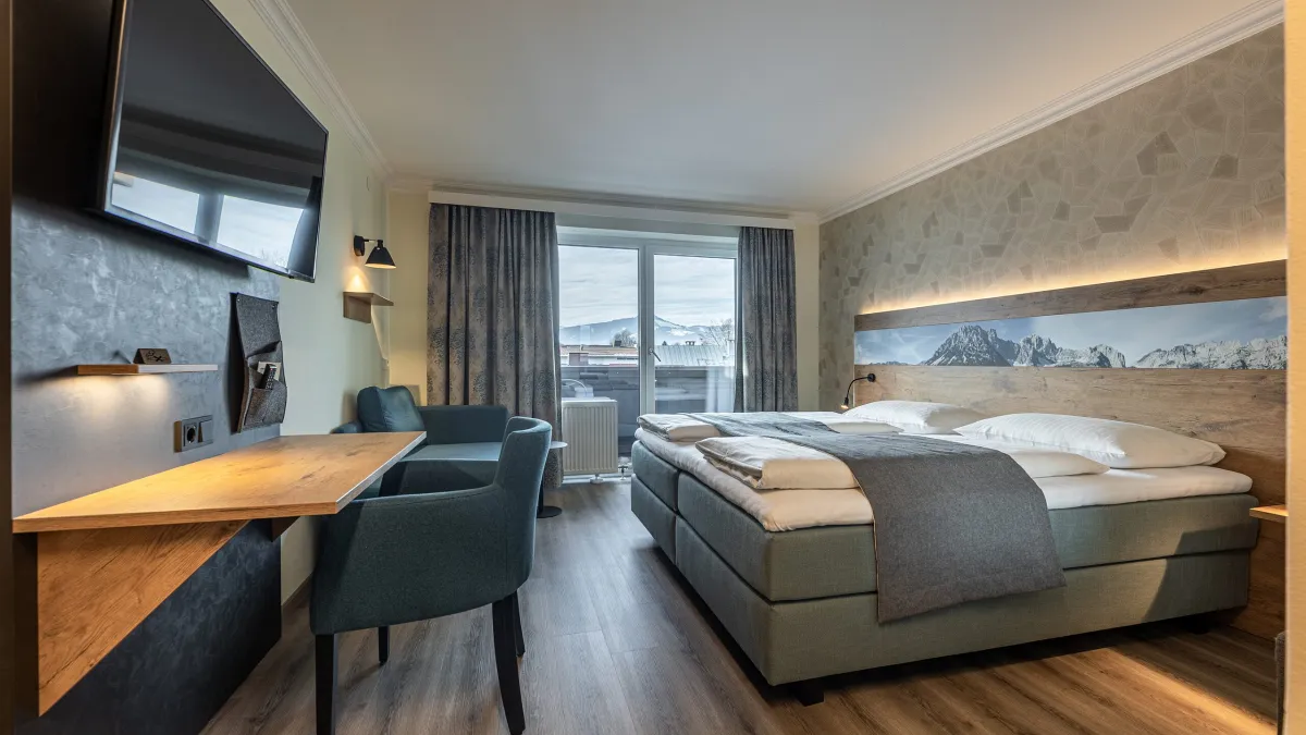 Doppelzimmer Kitzbüheler Horn mit Schreibtisch und Flat-TV