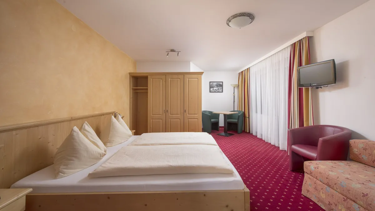 Doppelzimmer Standard mit Doppelbett und Ausziehcouch im Hotel Fischer