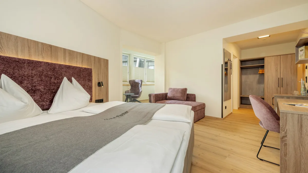 Familienzimmer Hornblick mit Boxspringbett und Doppelcouch