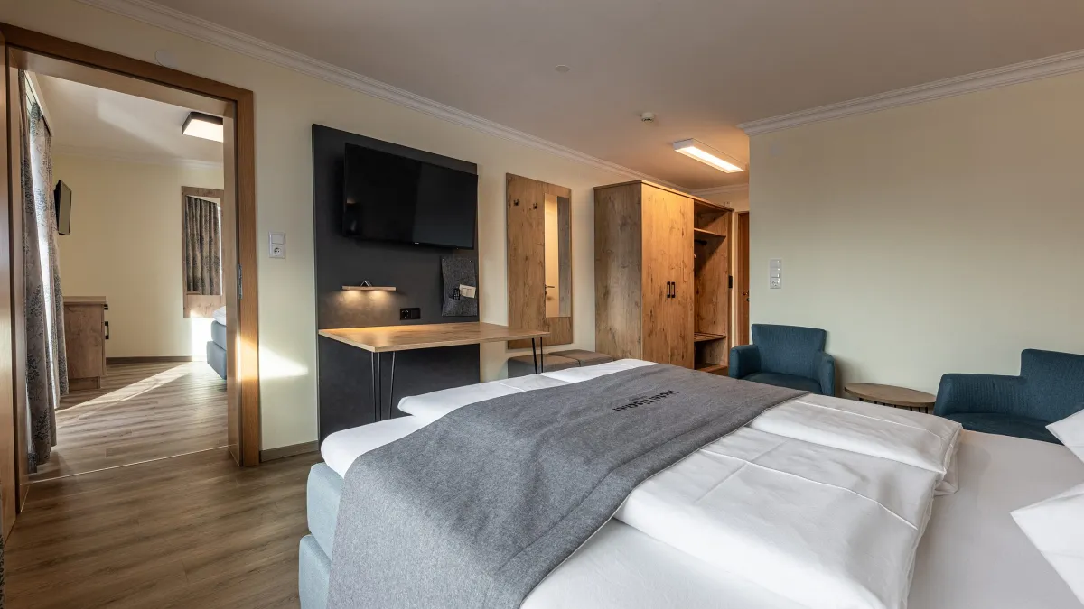 Familienzimmer Kitzblick mit Blick ins zweite Schlafzimmer