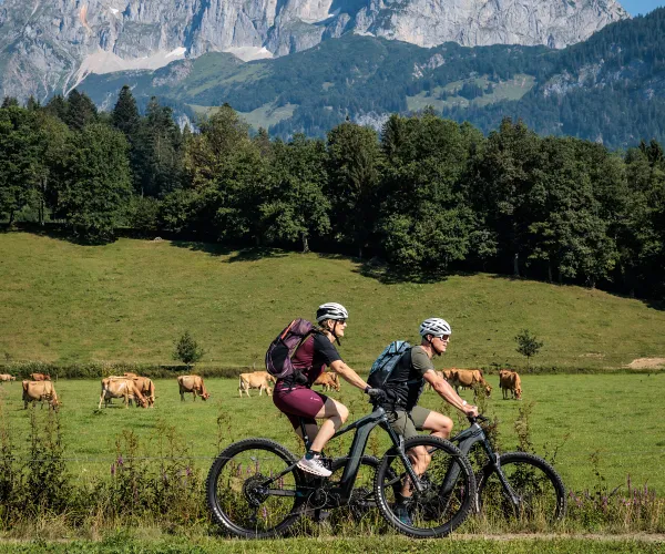 Radfahrer vor dem Wilden Kaiser bei St. Johann in Tirol im Sommer
