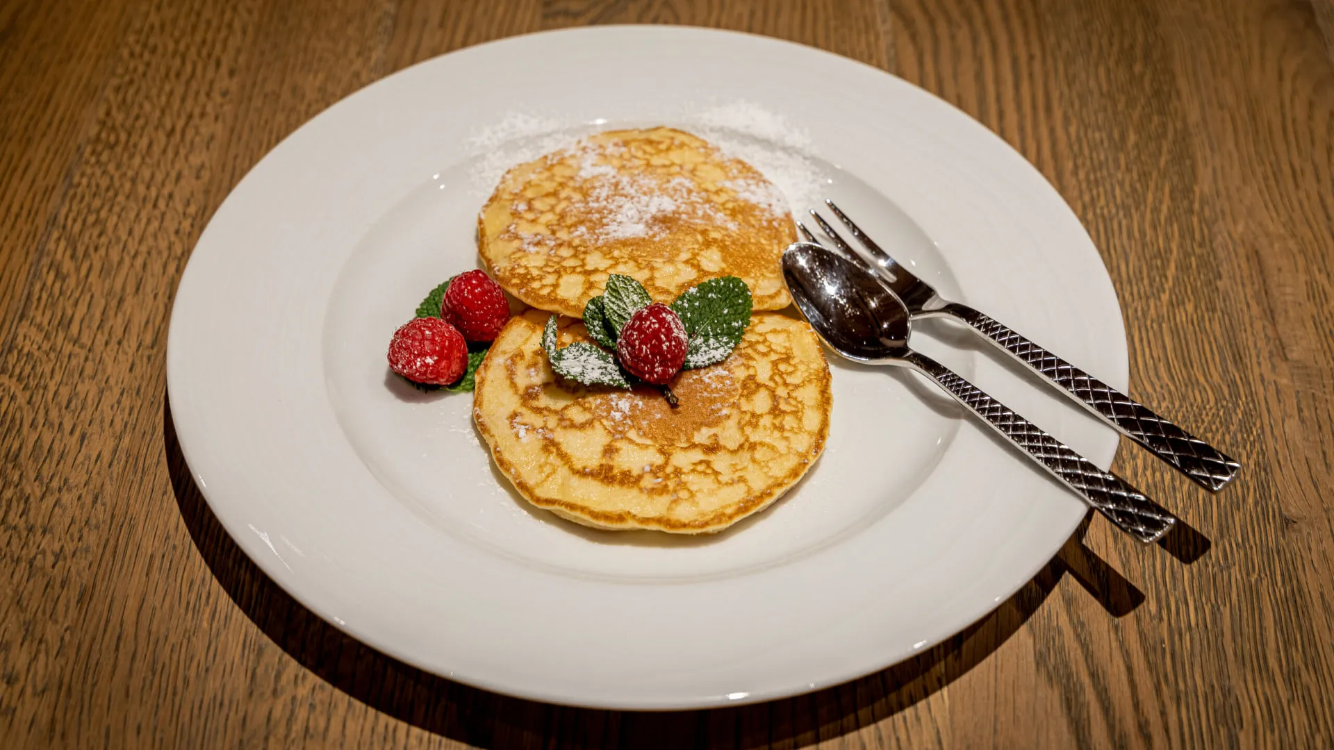 Pancakes mit Himbeeren, Minze und Puderzucker zum Frühstück im Hotel Fischer